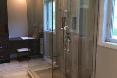 Diseño de cuarto de baño principal contemporáneo grande con ducha doble, baldosas y/o azulejos grises, baldosas y/o azulejos de cerámica, paredes grises y suelo de baldosas de cerámica