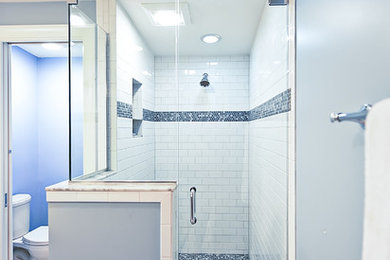 На фото: большая детская ванная комната в морском стиле с угловым душем, раздельным унитазом, бежевой плиткой, керамогранитной плиткой, синими стенами и полом из мозаичной плитки