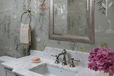 アトランタにあるエクレクティックスタイルのおしゃれなバスルーム (浴槽なし) (大理石の洗面台) の写真