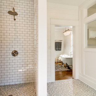 Großes Landhaus Badezimmer En Suite mit Löwenfuß-Badewanne, offener Dusche, Toilette mit Aufsatzspülkasten, weißen Fliesen, weißer Wandfarbe, Mosaik-Bodenfliesen, Waschtischkonsole, Marmor-Waschbecken/Waschtisch, grauem Boden und offener Dusche in Sonstige