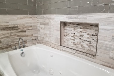 Diseño de cuarto de baño principal contemporáneo de tamaño medio con bañera empotrada y baldosas y/o azulejos multicolor