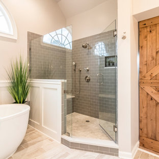 Inspiration för ett stort vintage vit vitt en-suite badrum, med skåp i shakerstil, vita skåp, ett fristående badkar, en hörndusch, en toalettstol med hel cisternkåpa, grå kakel, porslinskakel, beige väggar, klinkergolv i porslin, ett undermonterad handfat, bänkskiva i kvarts, beiget golv och dusch med gångjärnsdörr