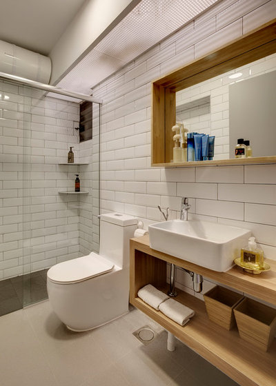 Modern Bathroom by 3D Innovations Design Pte. Ltd.