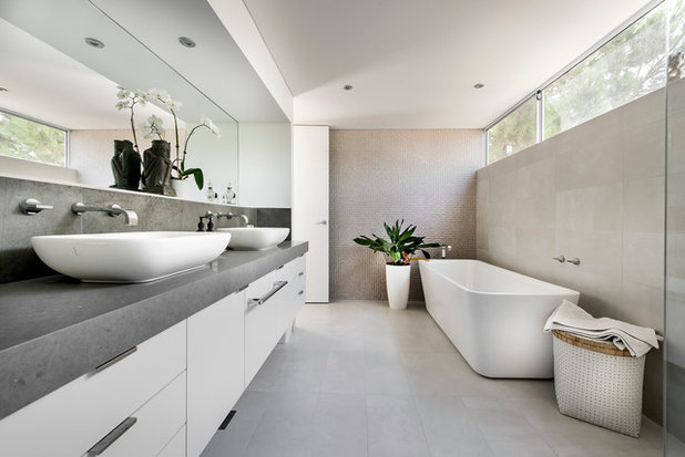 Bathroom by Matthews and Scavalli Architects