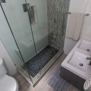 Esempio di una piccola stanza da bagno con doccia design con ante lisce, ante in legno bruno, doccia ad angolo, WC a due pezzi, pareti bianche, pavimento in gres porcellanato, lavabo sottopiano, piastrelle bianche, piastrelle in gres porcellanato, pavimento marrone e porta doccia a battente