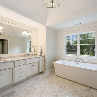 Immagine di una grande stanza da bagno padronale contemporanea con ante in stile shaker, ante bianche, vasca freestanding, pareti grigie, pavimento in marmo, lavabo sottopiano, top in marmo, pavimento viola e top bianco