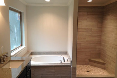 Стильный дизайн: ванная комната среднего размера в классическом стиле - последний тренд