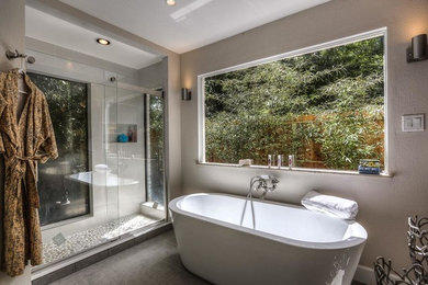 Modelo de cuarto de baño principal contemporáneo con bañera exenta, ducha empotrada, baldosas y/o azulejos grises, azulejos en listel, paredes blancas, suelo gris y ducha con puerta corredera