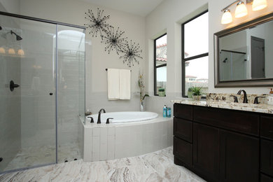 ヒューストンにある地中海スタイルのおしゃれな浴室の写真