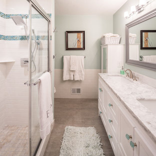 Inspiration för ett mellanstort vintage en-suite badrum, med möbel-liknande, vita skåp, ett fristående badkar, grå kakel, keramikplattor, gröna väggar, klinkergolv i keramik, ett integrerad handfat, en dusch i en alkov, en toalettstol med hel cisternkåpa, marmorbänkskiva och beiget golv