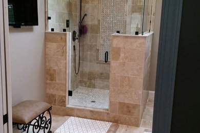 Ejemplo de cuarto de baño principal contemporáneo de tamaño medio con ducha esquinera, baldosas y/o azulejos beige, paredes grises, suelo de baldosas de cerámica, baldosas y/o azulejos de piedra y suelo gris