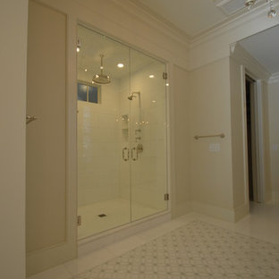 Idéer för ett stort klassiskt en-suite badrum, med skåp i shakerstil, vita skåp, ett undermonterat badkar, en dusch i en alkov, en toalettstol med separat cisternkåpa, beige kakel, vit kakel, porslinskakel, beige väggar, marmorgolv, ett undermonterad handfat och bänkskiva i kvarts