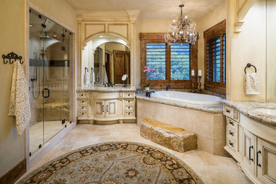 Imagen de cuarto de baño extra grande con armarios con paneles lisos y puertas de armario blancas