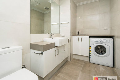 Großes Modernes Badezimmer mit grauen Fliesen, Porzellanfliesen und Porzellan-Bodenfliesen in Perth