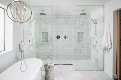 Imagen de cuarto de baño principal clásico renovado con bañera exenta, suelo de mármol, ducha a ras de suelo, baldosas y/o azulejos de mármol y ducha abierta