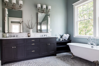 Cette photo montre une grande salle de bain principale tendance avec un placard à porte shaker, des portes de placard noires, une baignoire sur pieds, WC séparés, un carrelage gris, un carrelage blanc, des carreaux en allumettes, un mur bleu, un sol en marbre, un lavabo encastré, un plan de toilette en marbre et un sol gris.