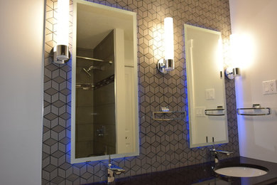 На фото: главная ванная комната в современном стиле с белыми фасадами, раздельным унитазом, врезной раковиной и столешницей из гранита с