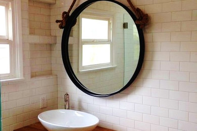 Modelo de cuarto de baño principal rural de tamaño medio con encimera de madera, baldosas y/o azulejos blancos y baldosas y/o azulejos de cerámica