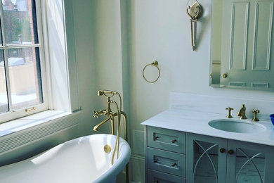 ボストンにあるトラディショナルスタイルのおしゃれな浴室の写真