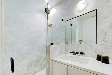 Foto på ett mellanstort funkis vit badrum med dusch, med släta luckor, vita skåp, en dusch i en alkov, grå kakel, marmorkakel, ett undermonterad handfat, bänkskiva i kvarts och dusch med gångjärnsdörr