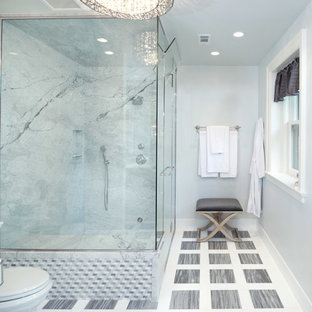 Aménagement d'un grand sauna classique avec un lavabo encastré, un WC séparé, un carrelage gris, un carrelage de pierre, un mur gris et un sol en marbre.