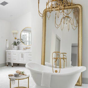 75+ Bäder mit hellem Holzboden und Marmor-Waschbecken/Waschtisch Ideen