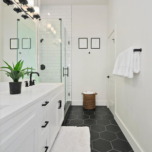 Immagine di una stanza da bagno con doccia nordica con ante in stile shaker, ante bianche, piastrelle bianche, piastrelle diamantate, pareti bianche, lavabo sottopiano, pavimento nero, porta doccia a battente e top bianco