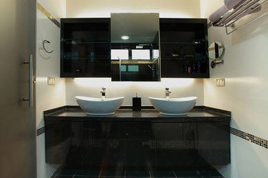 シンガポールにあるモダンスタイルのおしゃれな浴室の写真
