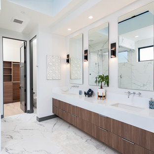 Ispirazione per una stanza da bagno padronale design con ante lisce, ante in legno bruno, pareti bianche, lavabo sottopiano, pavimento bianco e top bianco