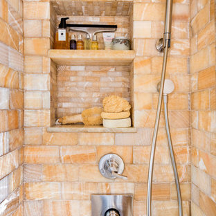Immagine di una piccola stanza da bagno mediterranea con doccia alcova, WC a due pezzi, piastrelle arancioni, piastrelle in pietra, pareti multicolore, pavimento con piastrelle in ceramica e lavabo sospeso