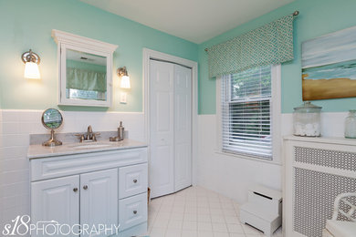 Foto de cuarto de baño clásico de tamaño medio con baldosas y/o azulejos blancos y paredes azules