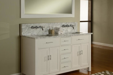 Ejemplo de cuarto de baño tradicional de tamaño medio con armarios tipo mueble, puertas de armario blancas, lavabo bajoencimera y encimera de mármol