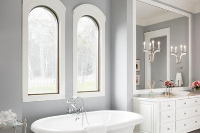 オースティンにあるコンテンポラリースタイルのおしゃれな浴室 (ベッセル式洗面器、置き型浴槽) の写真