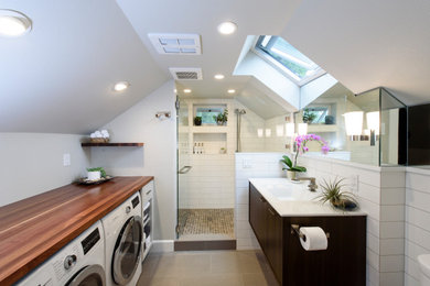 На фото: ванная комната в стиле неоклассика (современная классика) с керамогранитной плиткой с