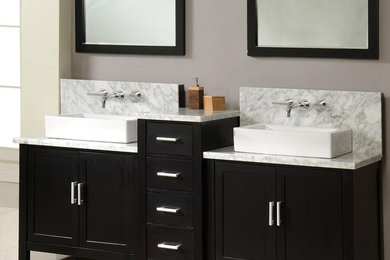 Imagen de cuarto de baño tradicional renovado de tamaño medio con armarios tipo mueble, puertas de armario negras, lavabo sobreencimera y encimera de mármol