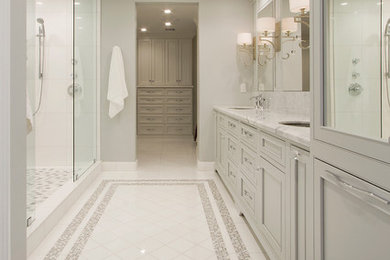 Свежая идея для дизайна: большая главная ванная комната в стиле неоклассика (современная классика) с фасадами с утопленной филенкой, белыми фасадами, открытым душем, белой плиткой, керамогранитной плиткой, белыми стенами, полом из керамической плитки, врезной раковиной, мраморной столешницей, белым полом и открытым душем - отличное фото интерьера