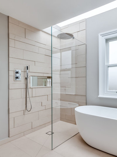 コンテンポラリー 浴室 by SxS Design & Build Ltd