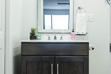 Ejemplo de cuarto de baño actual de tamaño medio con paredes grises, suelo de baldosas de cerámica y suelo blanco