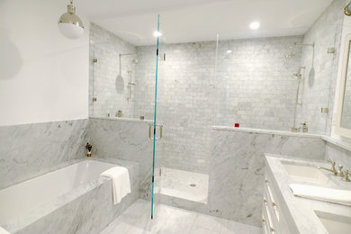 ニューヨークにある高級な広いインダストリアルスタイルのおしゃれなマスターバスルーム (落し込みパネル扉のキャビネット、白いキャビネット、アンダーマウント型浴槽、洗い場付きシャワー、グレーのタイル、石タイル、大理石の洗面台) の写真