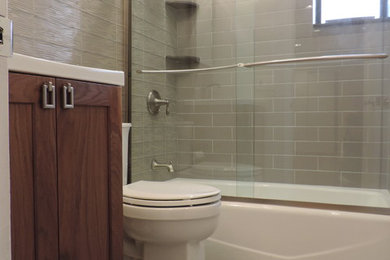 ニューヨークにある中くらいなモダンスタイルのおしゃれなバスルーム (浴槽なし) (アンダーカウンター洗面器、中間色木目調キャビネット、アルコーブ型シャワー、分離型トイレ、グレーのタイル、サブウェイタイル、グレーの壁、セラミックタイルの床、ドロップイン型浴槽、珪岩の洗面台) の写真