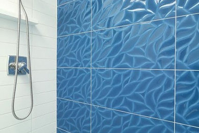 Modelo de cuarto de baño minimalista pequeño con ducha esquinera, baldosas y/o azulejos azules, baldosas y/o azulejos de porcelana, paredes blancas, suelo de baldosas de cerámica, aseo y ducha, suelo azul y ducha abierta