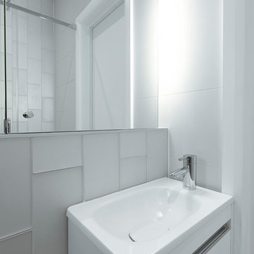 A Compact and Contemporary Bathroom