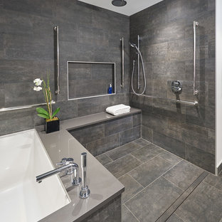 Imagen de cuarto de baño principal, moderno, grande, con bañera empotrada, ducha abierta, baldosas y/o azulejos grises, paredes grises, suelo gris y ducha abierta