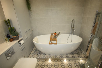 ウエストミッドランズにあるコンテンポラリースタイルのおしゃれな浴室の写真