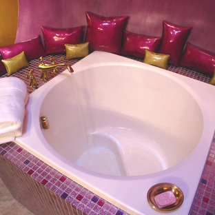 Ispirazione per una piccola stanza da bagno boho chic con piastrelle multicolore e piastrelle di vetro