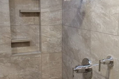 Diseño de cuarto de baño moderno con baldosas y/o azulejos de porcelana