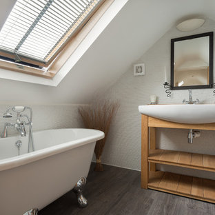 Esempio di una piccola stanza da bagno chic con lavabo a bacinella, nessun'anta, vasca con piedi a zampa di leone, piastrelle bianche, piastrelle in ceramica, parquet scuro, ante in legno scuro e pareti bianche