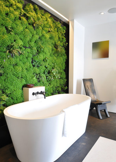 コンテンポラリー 浴室 by Janet Paik