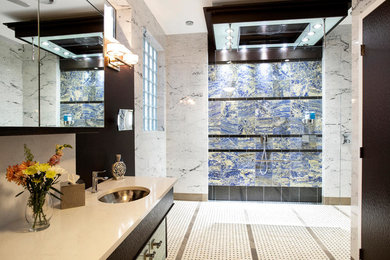 Modelo de cuarto de baño principal moderno con ducha abierta, baldosas y/o azulejos azules, baldosas y/o azulejos de mármol y paredes blancas