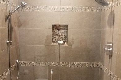 Diseño de cuarto de baño principal clásico de tamaño medio con armarios estilo shaker, puertas de armario blancas, encimera de cuarzo compacto, encimeras grises, ducha doble, sanitario de una pieza, baldosas y/o azulejos verdes, baldosas y/o azulejos en mosaico, paredes beige, suelo de baldosas de cerámica, lavabo bajoencimera, suelo multicolor y ducha con puerta con bisagras